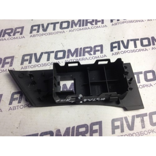Накладка кнопки стеклоподъемника передняя левая Opel Astra J Combi 2009- 13258635